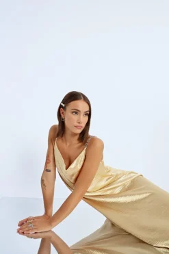 Robe longue satinée, col bénitier