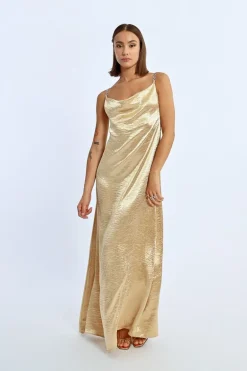 Robe longue satinée, col bénitier