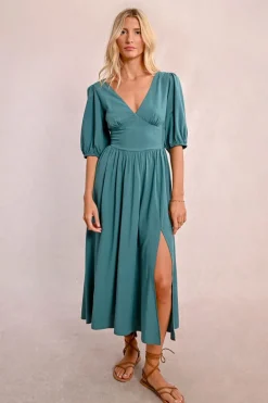 Robe mi-longue, fendue