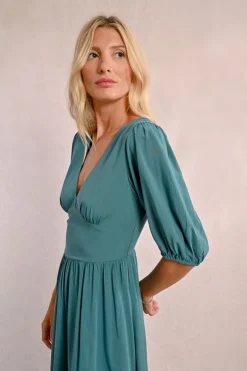 Robe mi-longue, fendue