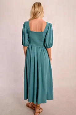 Robe mi-longue, fendue