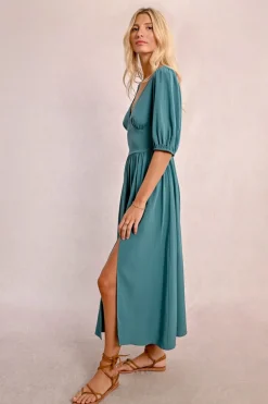 Robe mi-longue, fendue