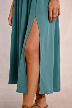 Robe mi-longue, fendue