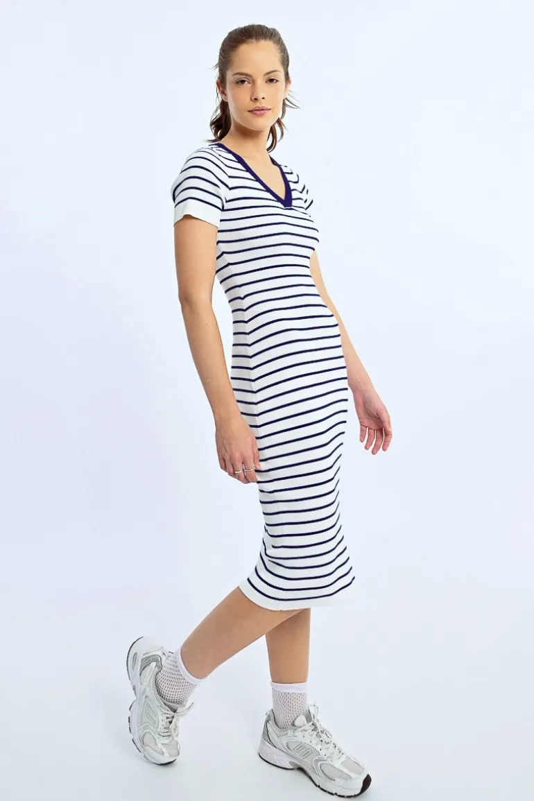Robe rayée ajustée, c艙ur ouvert au dos