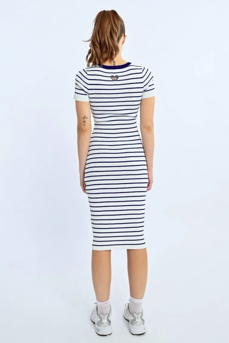 Robe rayée ajustée, c艙ur ouvert au dos