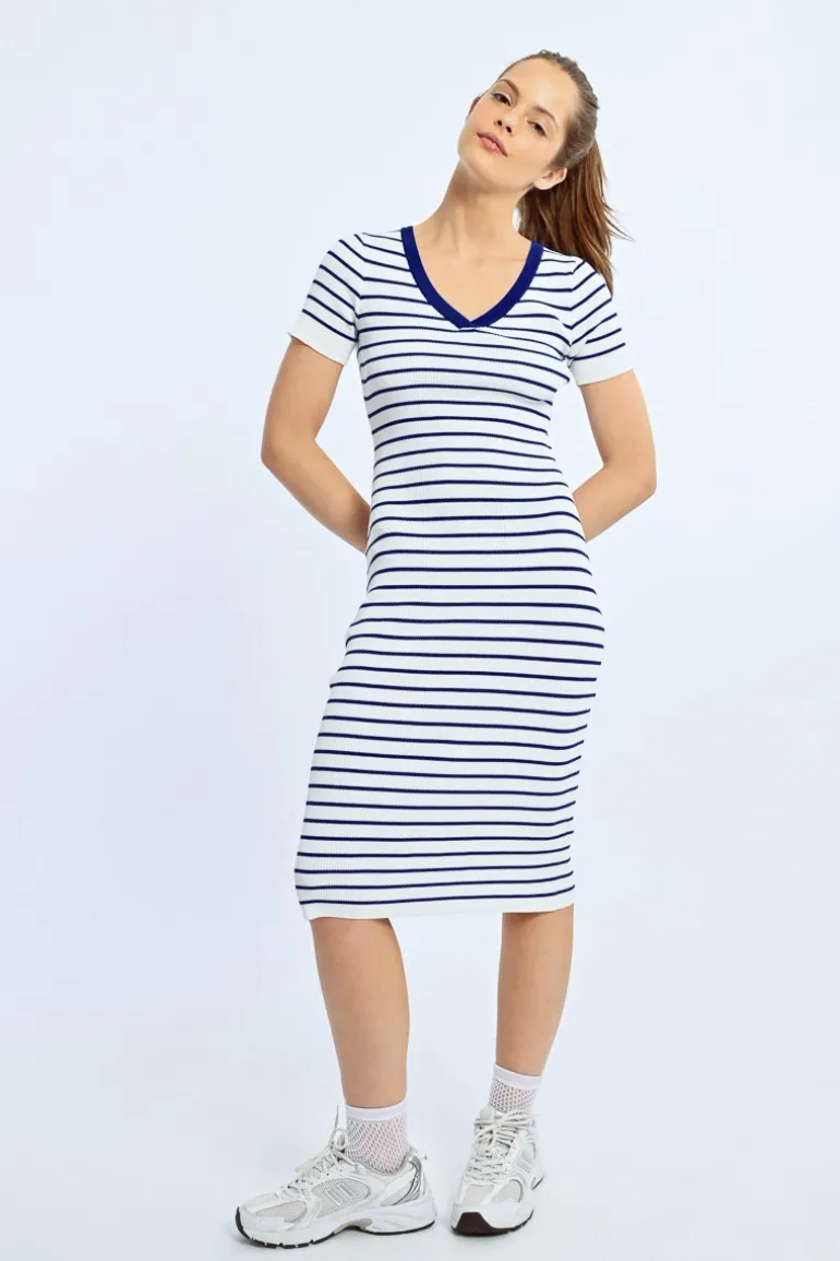 Robe rayée ajustée, c艙ur ouvert au dos