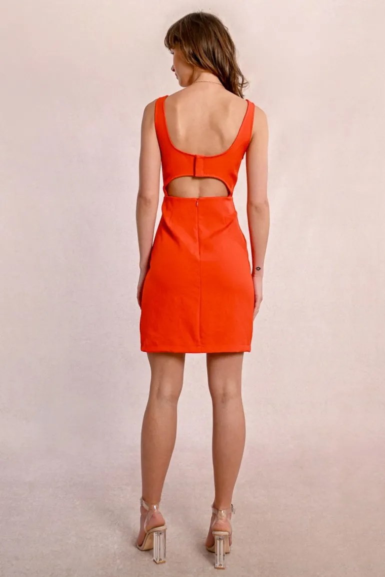 Robe rétro à dos ouvert