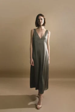 Robe satinée col V