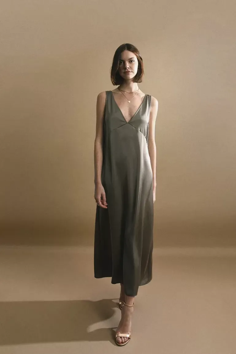 Robe satinée col V