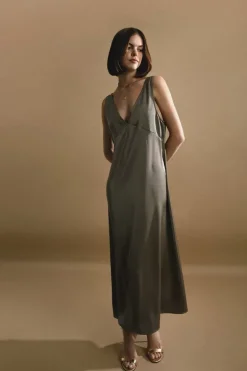 Robe satinée col V
