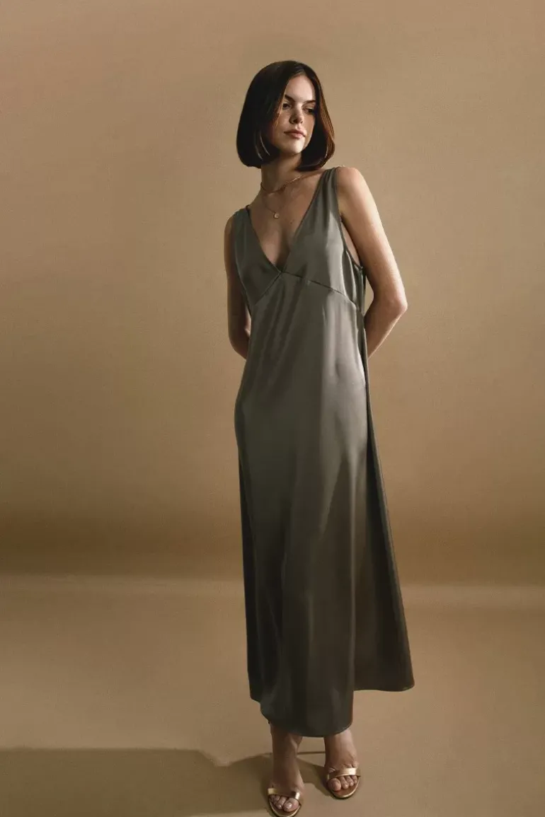 Robe satinée col V