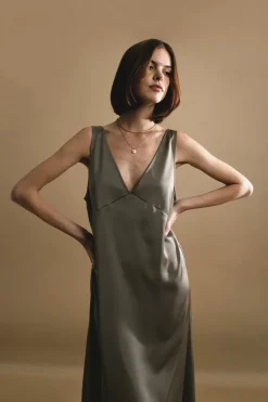 Robe satinée col V