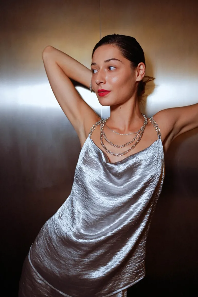 Top à bretelles à strass, effet satiné