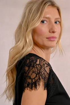 T-shirt avec détail dentelle sur les épaules