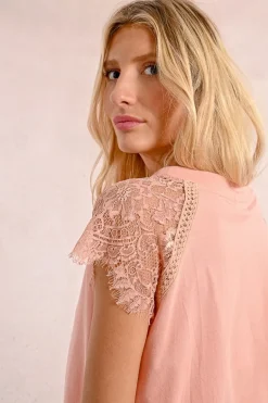 T-shirt avec détail dentelle sur les épaules