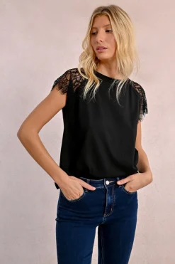 T-shirt avec détail dentelle sur les épaules