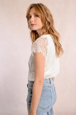 T-shirt avec détail dentelle sur les épaules