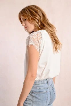 T-shirt avec détail dentelle sur les épaules