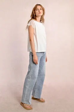 T-shirt avec détail dentelle sur les épaules
