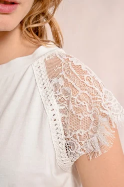 T-shirt avec détail dentelle sur les épaules