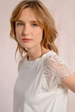 T-shirt avec détail dentelle sur les épaules