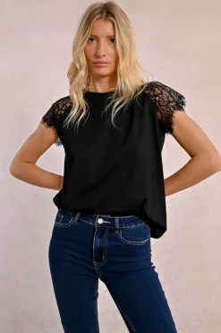 T-shirt avec détail dentelle sur les épaules