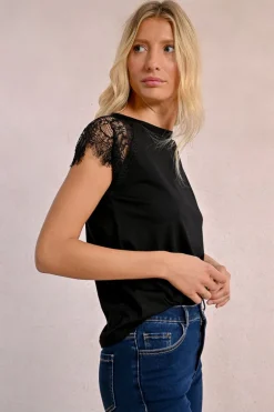 T-shirt avec détail dentelle sur les épaules