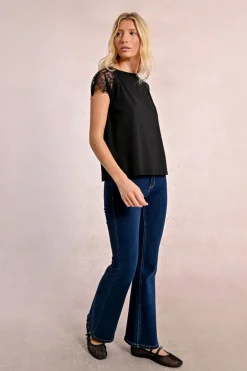 T-shirt avec détail dentelle sur les épaules