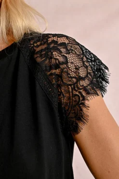 T-shirt avec détail dentelle sur les épaules