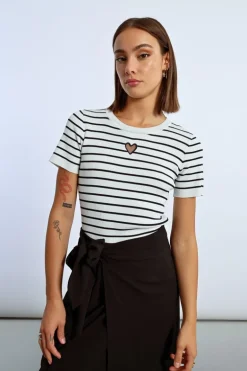 T-shirt rayé avec ouverture en c艙ur